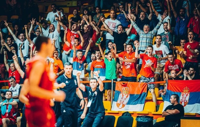 Serbijos gerbėjai džiaugiasi aštuoniolikmečių triumfu (FIBA Europe nuotr.)