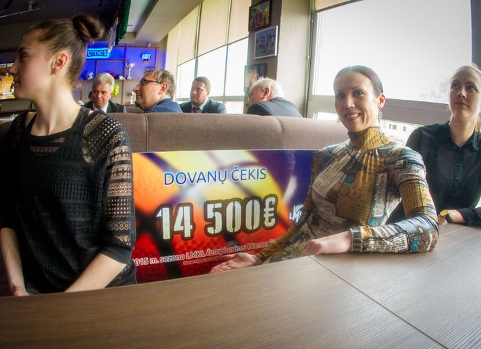 „Utenos“ klubui atiteko 14,5 tūkst. eurų čekis (Foto: Augustas Didžgalvis)