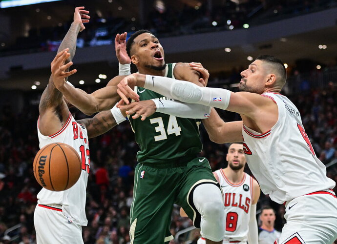 G.Antetokounmpo dominavo prieš Čikagos klubą (Scanpix nuotr.)