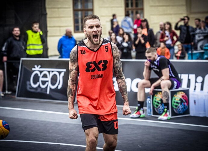 O.Varanauskas 5x5 krepšinį palieka užnugaryje (FIBA nuotr.)