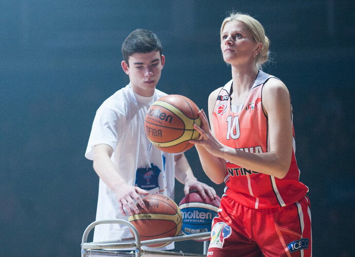 E.Briedytė kabina sportbačius ant vinies (Fotodiena.lt)