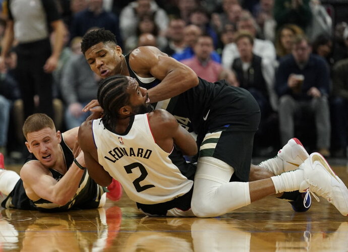 G.Antetokounmpo pranoko K.Leonardą (Scanpix nuotr.)