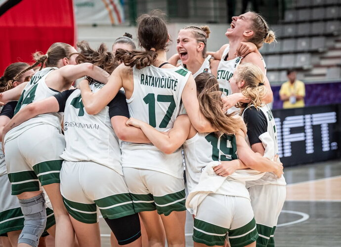Tiek vaikinų, tiek merginų rinktinės šią vasarą skynė medalius (FIBA nuotr.)