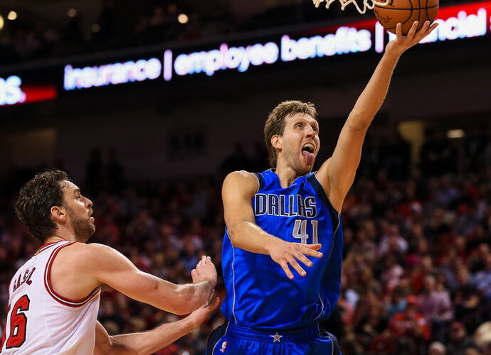 D.Nowitzkis nepraleido progos pasišaipyti iš P.Gasolio (Scanpix nuotr.)