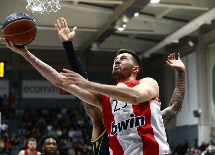 A.Petersas domina Madrido klubą