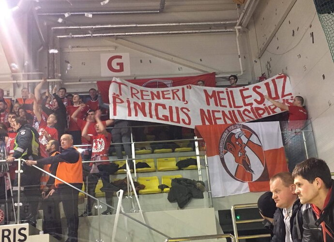 Toks plakatas buvo iškeltas G.Petrauskui („Facebook“ nuotr.)