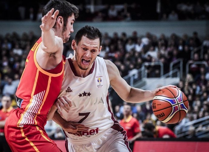 Latviai yra užspausti į kampą (FIBA Europe nuotr.)