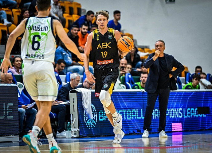 M.Kuzminskas aikštelę paliko susiėmęs už nugaros (FIBA nuotr.)