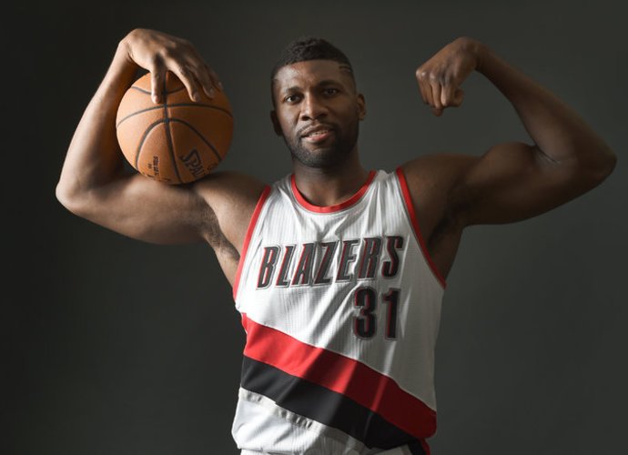 F.Ezeli „Trail Blazers“ aprangą pademonstruoti spėjo tik fotosesijoje (Scanpix nuotr.)