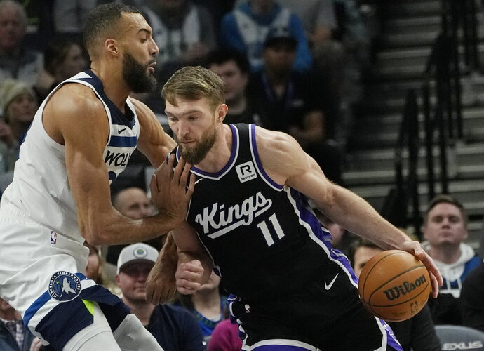 D.Sabonis stumdėsi su R.Gobertu (Scanpix nuotr.)