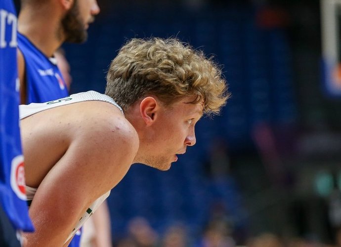 M.Kuzminskas apsuptas gandų (Matas Baranauskas, Fotodiena.lt)