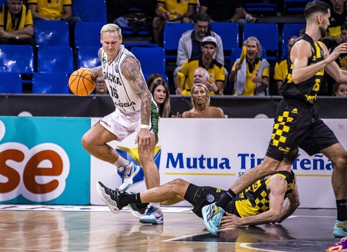 J.Timma gyveno pigiame viešbutyje (FIBA nuotr.)