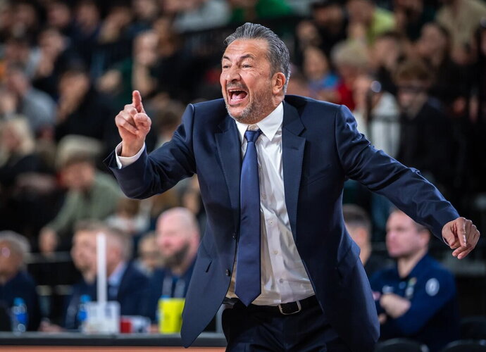 L.Banchi su komanda nebus (FIBA nuotr.)