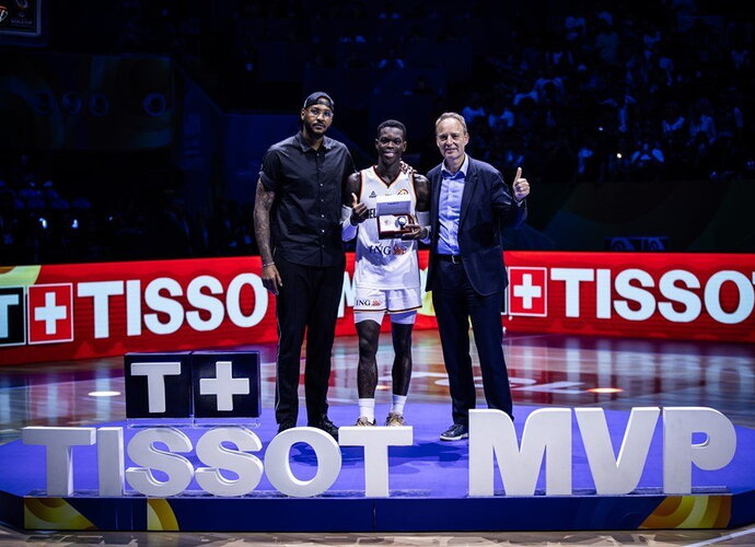 C.Anthony pasveikino D.Schroderį (FIBA nuotr.)