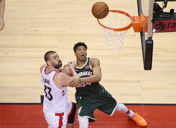 G.Antetokounmpo neišdildomą įspūdį paliko M.Gasolio ir K.Leonardo gynyba (Scanpix nuotr.)