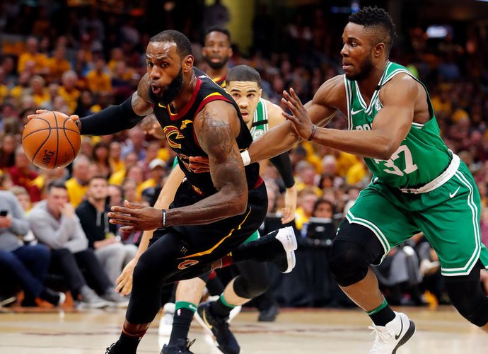 L.Jamesas pagaliau pasiekė pergalę prieš „Celtics“ (Scanpix nuotr.)