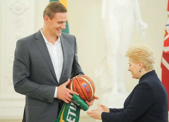 D.Grybauskaitė apdovanojo krepšininkus ir pati sulaukė dovanų (Fotodiena.lt)