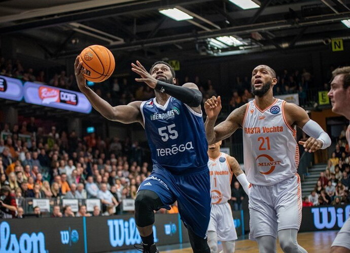 J.Dentmonas per pirmus du kėlinius pataikė net 7 tritaškius (FIBA Europe nuotr.)