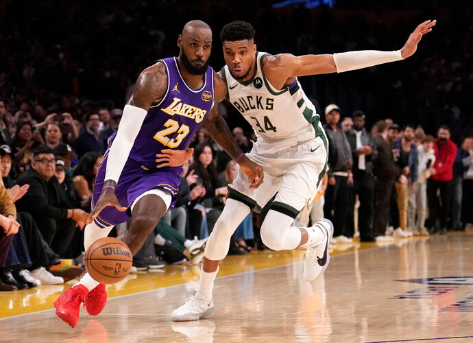 L.Jamesas pabaigoje įstrigo prieš G.Antetokounmpo (Scanpix nuotr.)