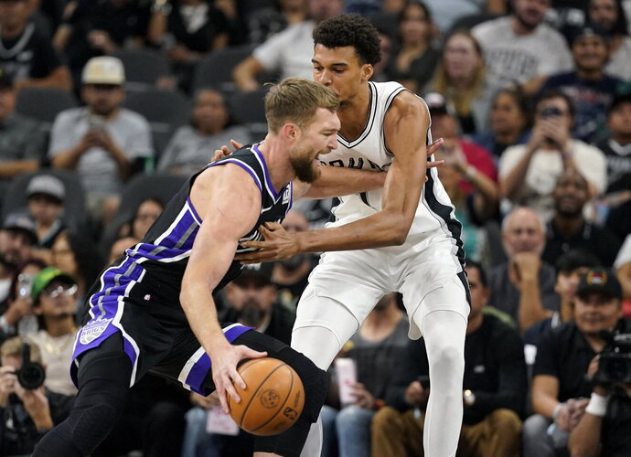 D.Sabonis puolime tvarkėsi su V.Wembanyama (Scanpix nuotr.)