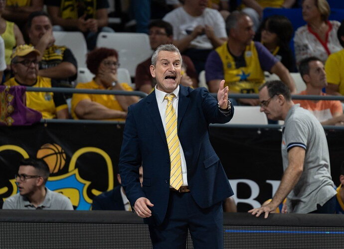 I.Zourosas treniruos Patrų klubą (FIBA nuotr.)