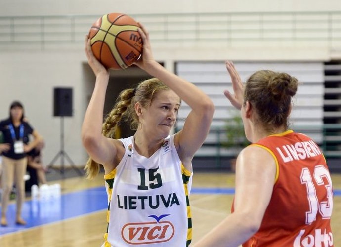 D.Šarauskaitė karaliavo po krepšiais (FIBA Europe nuotr.)