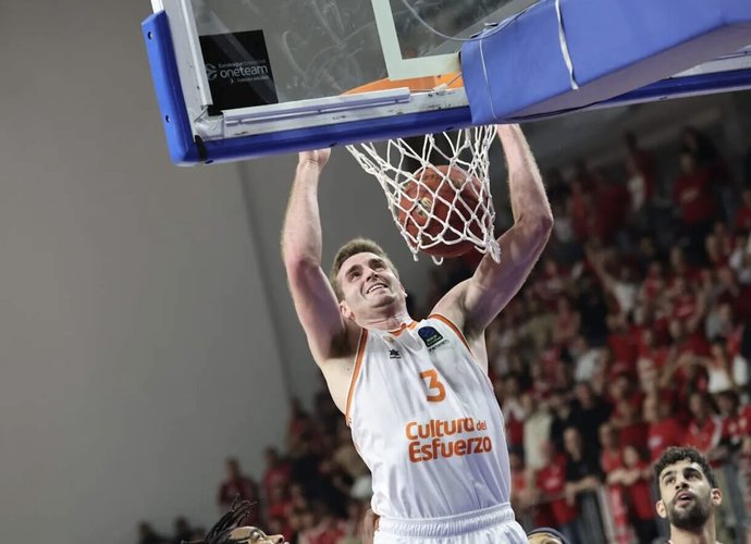 N.Reuversas lieka Ispanijoje (Euroleague.net)
