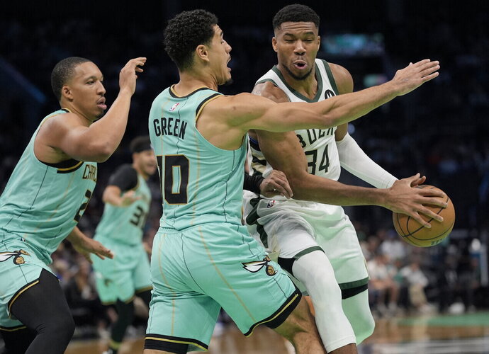 G.Antetokounmpo trigubo dublio nepavertė pergalingu (Scanpix nuotr.)