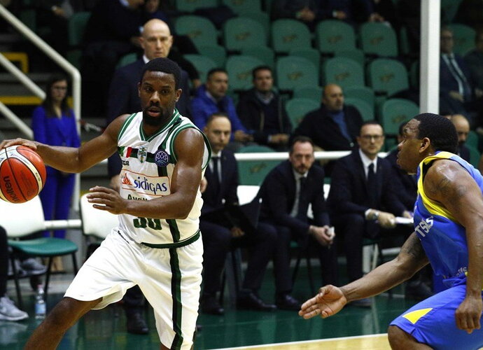 N.Cole'as gali palikti Avelino ekipą (FIBA Europe nuotr.)