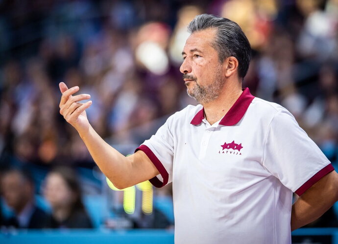 L.Banchi treniruos gimtinės rinktinę (FIBA nuotr.)