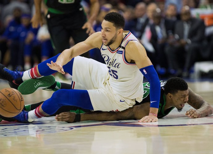 „76ers“ tiki, kad dešiniarankiu tapęs B.Simmonsas būtų dar pavojingesnis (Scanpix nuotr.)