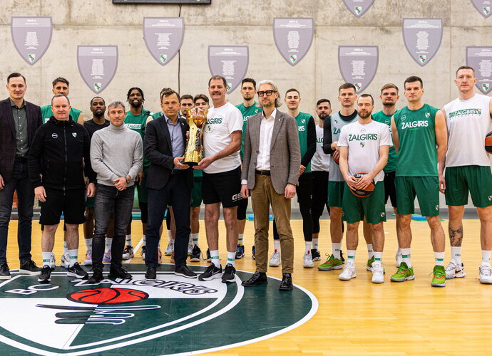 „Žalgiris“ atgavo „Radarom!“ akcijoje parduotą trofėjų (Žalgirio nuotr.)