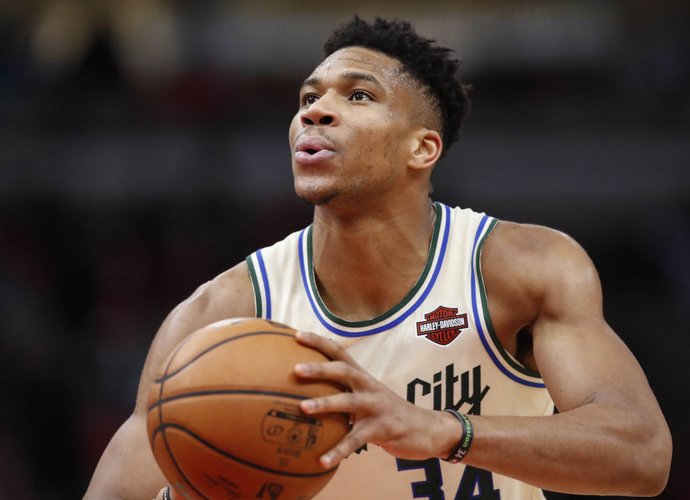 G.Antetokounmpo ne sykį kartu treniravosi su K.Bryantu (Scanpix nuotr.)