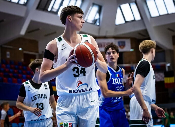 Vaikinai žengia tolyn (FIBA nuotr.)