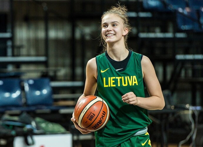 J.Jocytė buvo apdovanota (Krepšinio namų nuotr.)