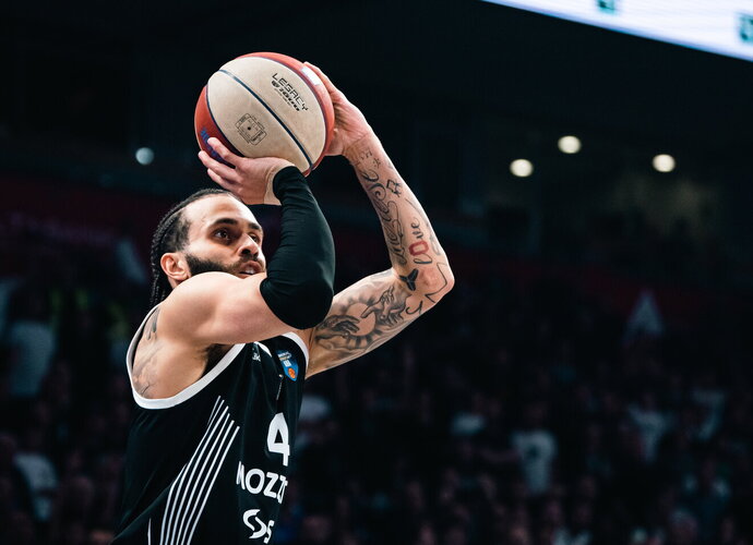 D.Washingtonas įmetė 23 taškus
