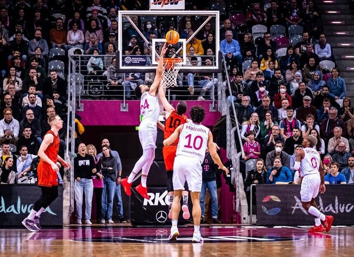 L.Uleckas po krepšiu buvo stabdomas varžovų (FIBA Europe nuotr.)