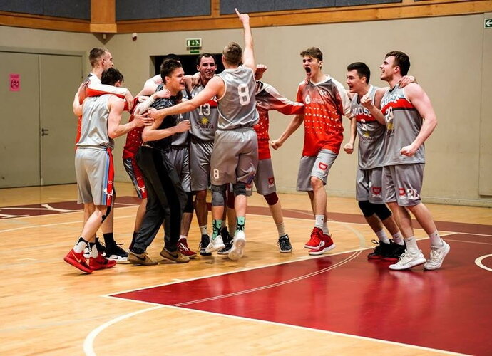 LCC universitetas triumfavo