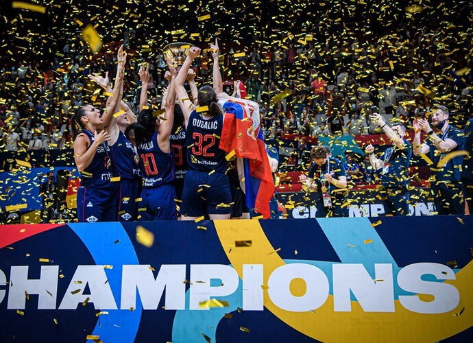 Triumfavo serbės (FIBA nuotr.)