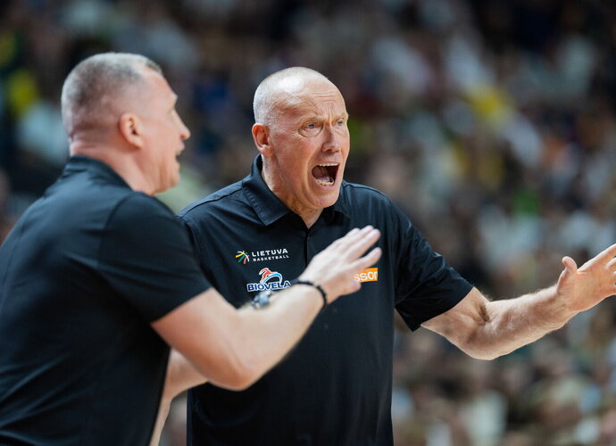 R.Kurtinaitis komentavo mačą (BNS nuotr.)