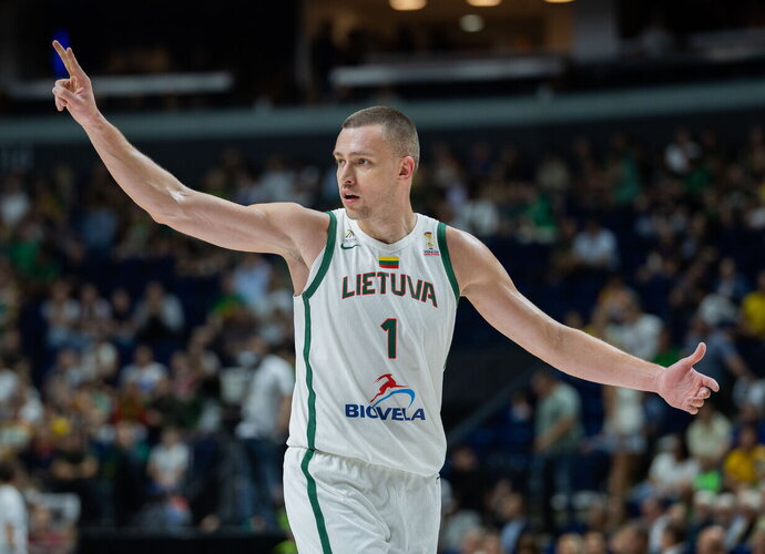 M.Blaževičius komentavo mačą (BNS nuotr.)