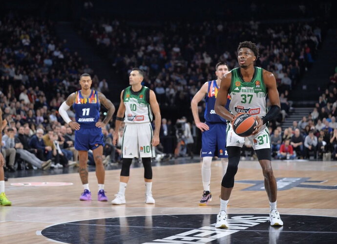 K.Antetokounmpo išrašė bloką (Euroleague.net)