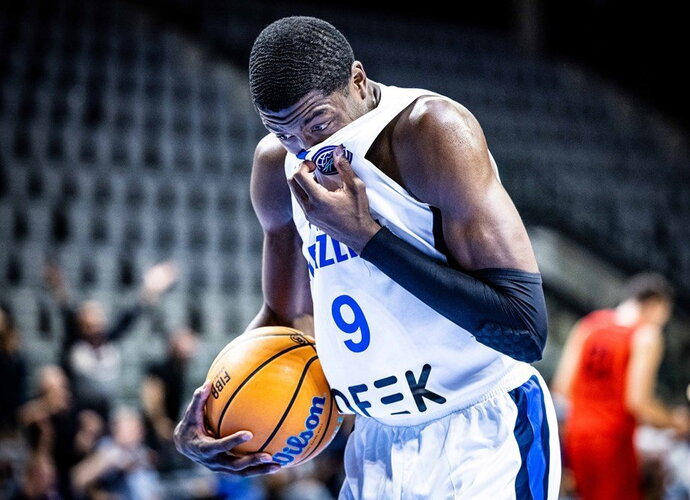 M.Kempas buvo sunkiai sulaikomas po krepšiu (FIBA Europe nuotr.)