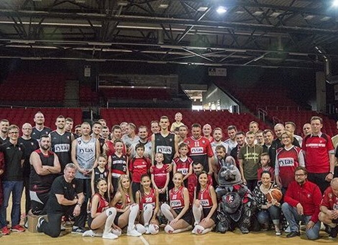 „Lietuvos rytas“ atidavė duoklę sirgaliams