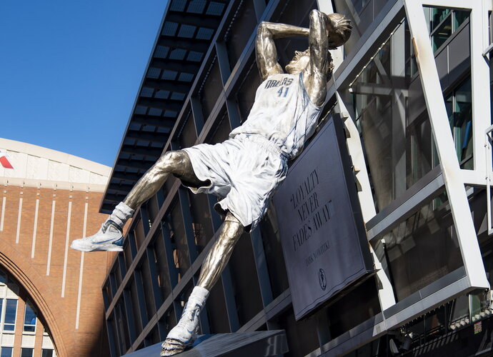 D.Nowitzki sulaukė dar vieno pagerbimo (Scanpix nuotr.)