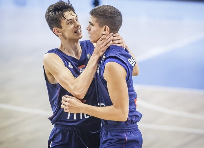 Serbijos šešiolikmečiai krito apmaudžiai (FIBA nuotr.)