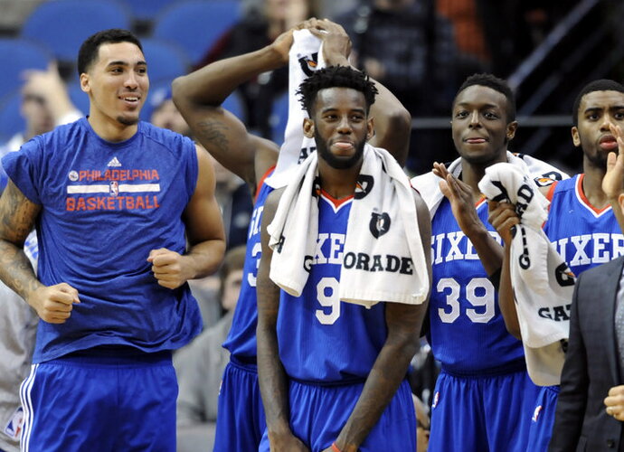 „Timberwolves“ ir „76ers“ komandoms teko peržaisti 16 sekundžių (Scanpix nuotr.)