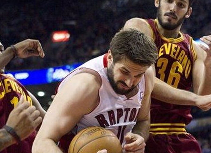 Linas Kleiza grumiasi dėl kamuolio (AFP-Scanpix nuotr.)