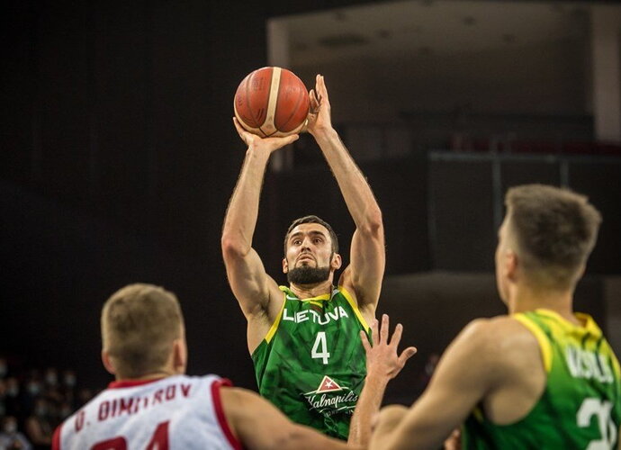 E.Žukauskas debiutavo epizodiniu pasirodymu (FIBA nuotr.)
