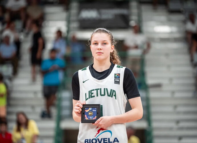 D.Paunksnytė pateko tarp penkių geriausių turnyro žaidėjų (FIBA nuotr.)